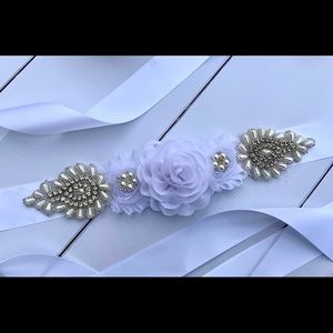 White Flower/Rhinestone Wedding/Bridal Sash Belt